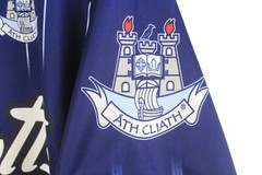 Vintage Ath Cliath GAA O’Neills Jersey T-Shirt Gaelic Sport Ireland Dublin L
